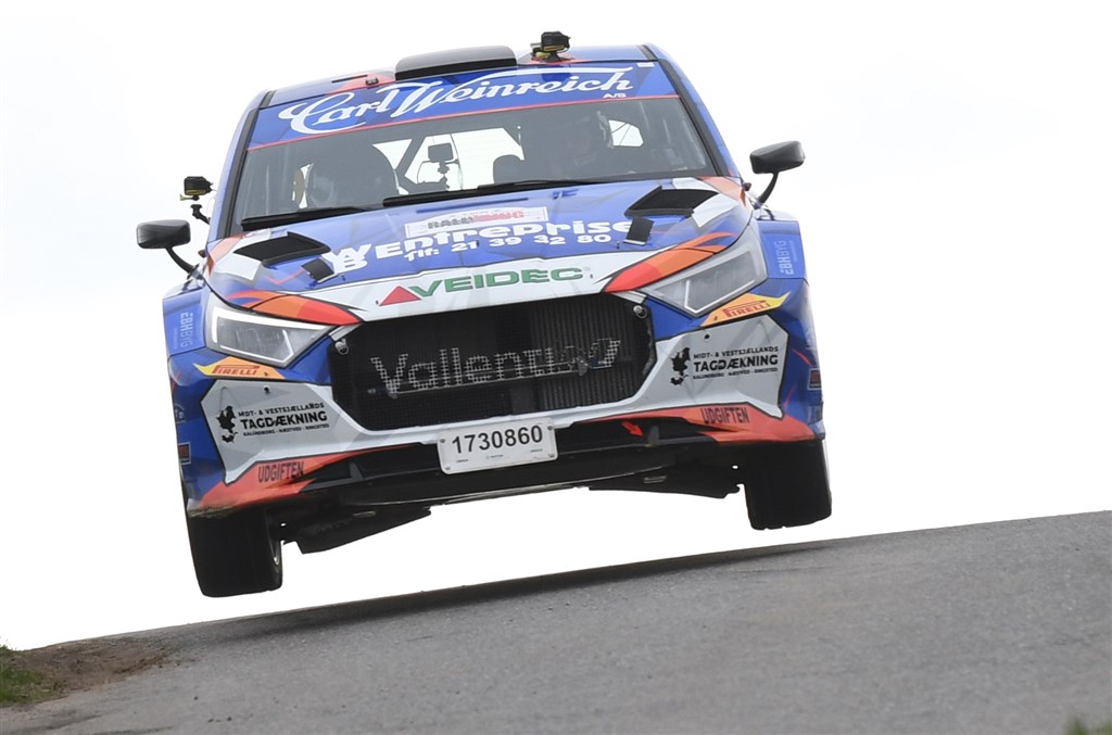Simon Vallentin og Line Lykke Jensen i sidste års Rally Larvik, blev nummer to, og fortsatte med en totalsejr i Dansk Super Rallys finalerunde. Nu fortsætter de samarbejdet i den internationale FIA European Rally Trophy.
(Foto: Morten Dam)